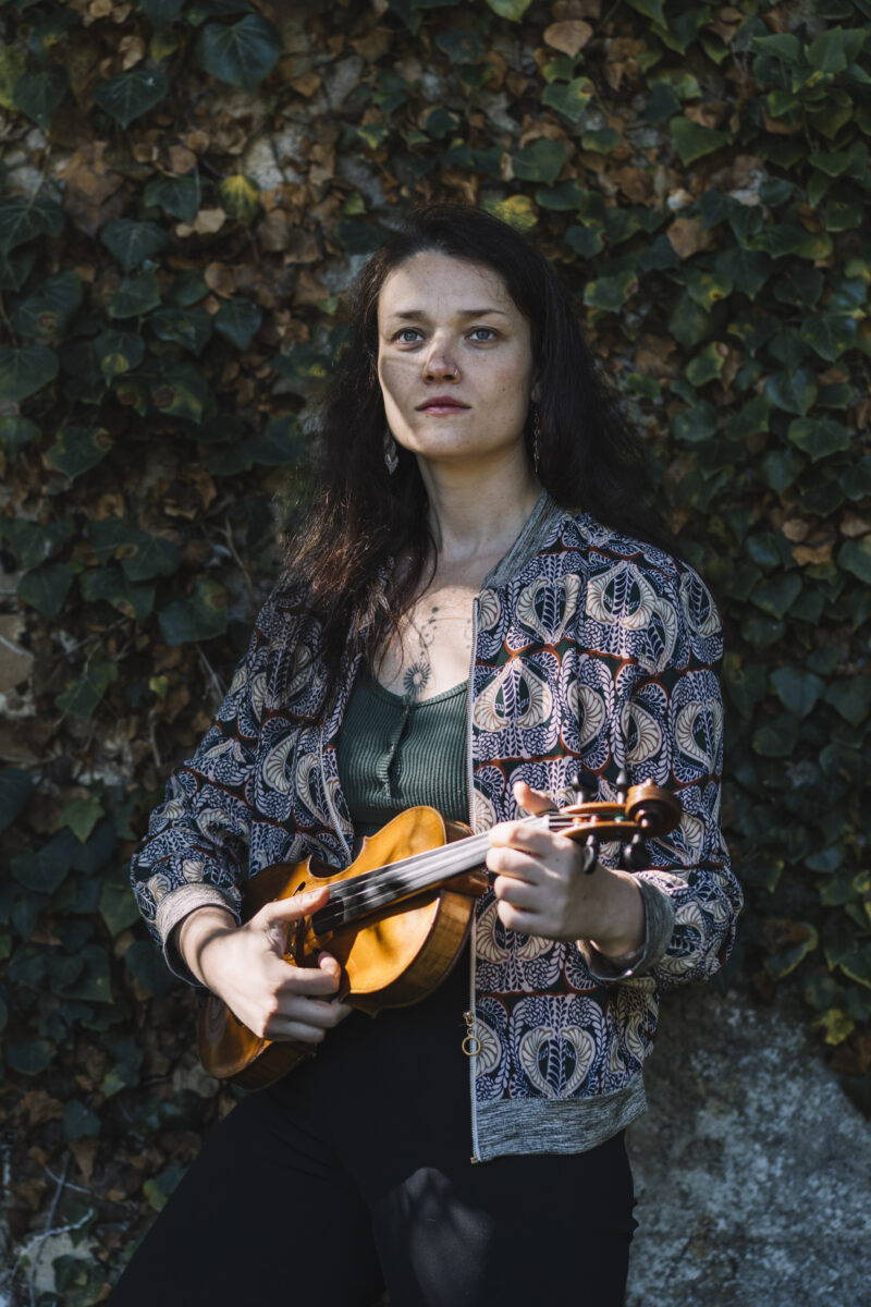 photo de Aelis avec son violon